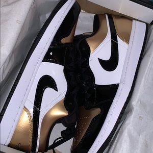Jordan 1 Low Gold Toe size 9.5